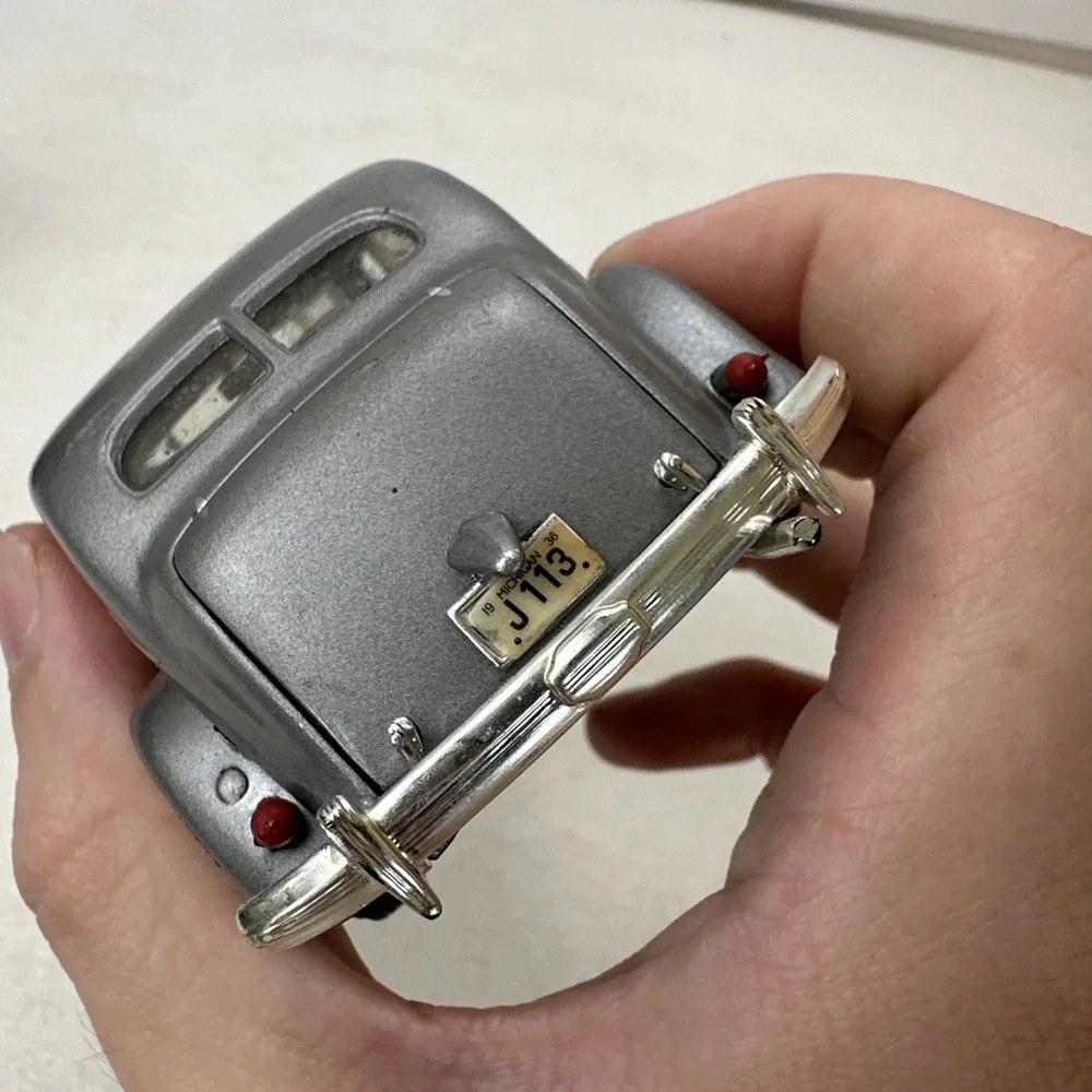 Signature Models 1936 Chrysler Airflow Silver 1:32 Scale Diecast